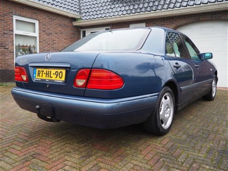 Mercedes-Benz E-klasse - 200 Classic | Airco | Zeer nette auto | Trekhaak | - 1