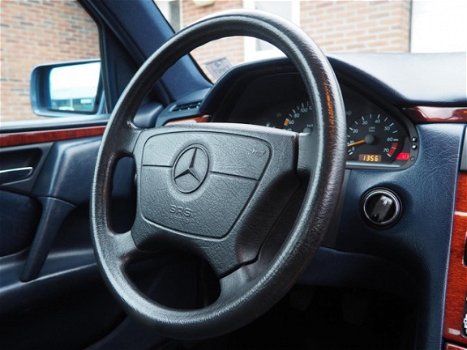 Mercedes-Benz E-klasse - 200 Classic | Airco | Zeer nette auto | Trekhaak | - 1