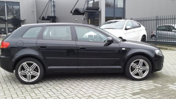 Audi A3 Sportback - 1.6 Attraction Pro Line Business Zwart - 1