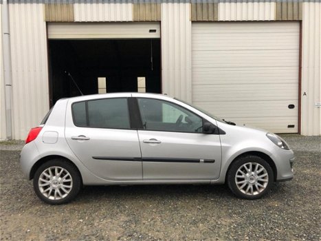 Renault Clio - 1.6 16V Dynamique Comfort AUTOMAAT - 1