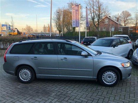 Volvo V50 - 1.6D DRIVe Summum AIRCO / CRUISE / TREKHAAK / LEDER - 1