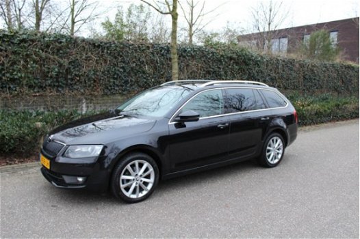 Skoda Octavia Combi - 1.6 TDI Elegance AUTOMAAT | LEDER | PANO-DAK | NAVI - 1