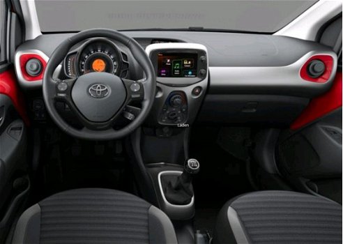 Toyota Aygo - 5-deurs 1.0 VVT-i x-play Nu 5 jaar garantie en 5 jaar gratis onderhoud - 1