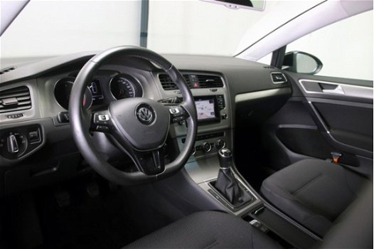 Volkswagen Golf - 1.6 TDI Comfortline BlueMotion 6-bak Navigatie Parkeersensoren Climate Control - 1