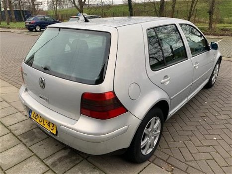 Volkswagen Golf - 2.3 V5 Highline - 1