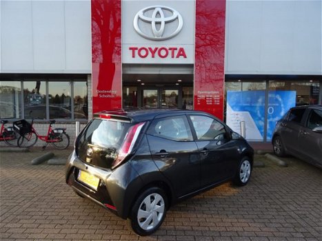 Toyota Aygo - 1.0 VVT-i x-play / Airco / Parkeercamera / Snelheidsbegrenser / Bluetooth / Electrisch - 1