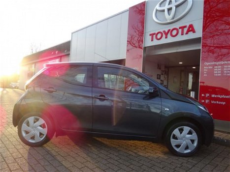 Toyota Aygo - 1.0 VVT-i x-play / Airco / Parkeercamera / Snelheidsbegrenser / Bluetooth / Electrisch - 1