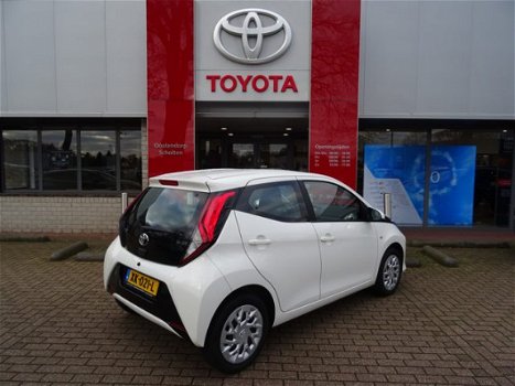 Toyota Aygo - 1.0 VVT-i x-play / Airco / DAB / Smartphone Integration / Parkeercamera / Bluetooth / - 1