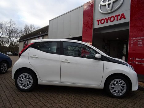 Toyota Aygo - 1.0 VVT-i x-play / Airco / DAB / Smartphone Integration / Parkeercamera / Bluetooth / - 1