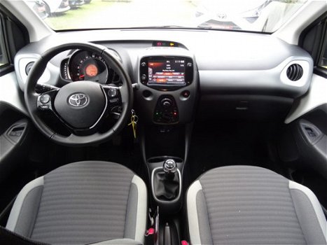 Toyota Aygo - 1.0 VVT-i x-play / Airco / DAB / Smartphone Integration / Parkeercamera / Bluetooth / - 1