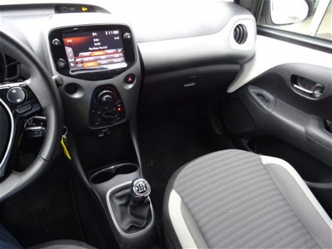 Toyota Aygo - 1.0 VVT-i x-play / Airco / DAB / Smartphone Integration / Parkeercamera / Bluetooth / - 1