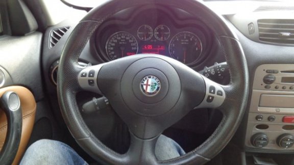 Alfa Romeo 147 - 1.6 T.SPARK 16V 77KW 5DR Distinctive - 1