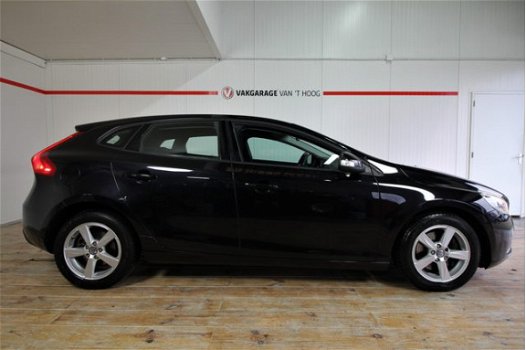 Volvo V40 - 1.6 T3 Kinetic, AIRCO, TREKHAAK, LM VELGEN, CRUISE C - 1