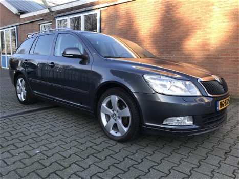 Skoda Octavia Combi - 2.0 TDI Elegance Business Line AUT. *XENON+NAVI+PDC+ECC+CRUISE - 1