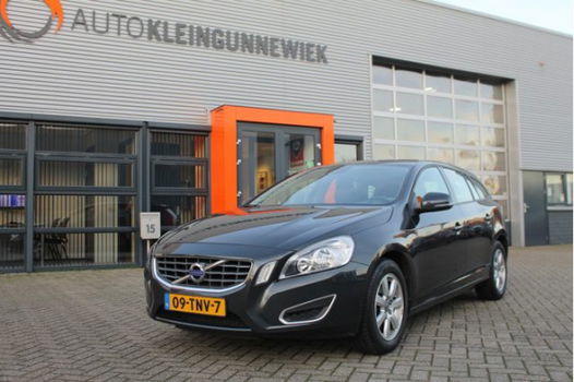 Volvo V60 - 1.6 T3 Kinetic 150PK / CAMERA / PARKEERSENSOREN / NAVI / TREKHAAK - 1