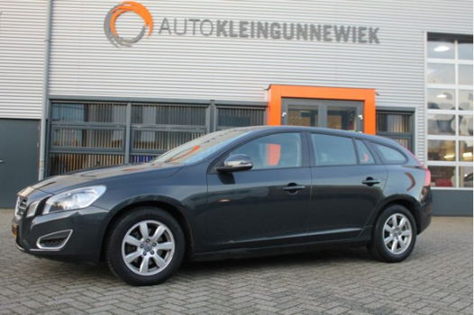 Volvo V60 - 1.6 T3 Kinetic 150PK / CAMERA / PARKEERSENSOREN / NAVI / TREKHAAK - 1