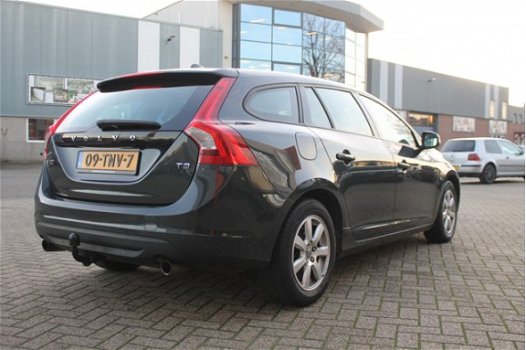 Volvo V60 - 1.6 T3 Kinetic 150PK / CAMERA / PARKEERSENSOREN / NAVI / TREKHAAK - 1