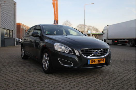 Volvo V60 - 1.6 T3 Kinetic 150PK / CAMERA / PARKEERSENSOREN / NAVI / TREKHAAK - 1