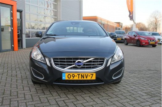 Volvo V60 - 1.6 T3 Kinetic 150PK / CAMERA / PARKEERSENSOREN / NAVI / TREKHAAK - 1