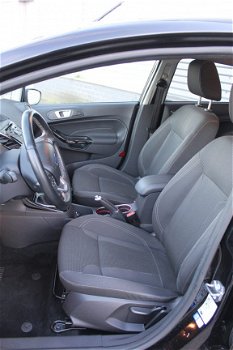 Ford Fiesta - 100 pk Titanium | Parkeerhulp V+A | Navi | Getint glas | Autom. verlichting/ruitenwiss - 1