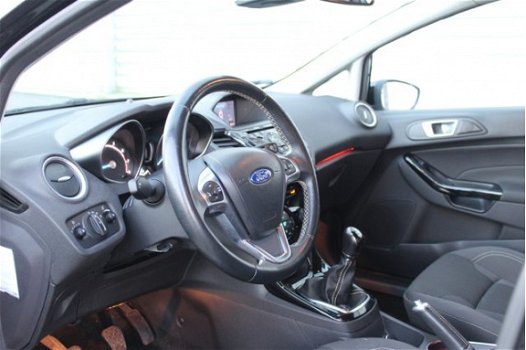 Ford Fiesta - 100 pk Titanium | Parkeerhulp V+A | Navi | Getint glas | Autom. verlichting/ruitenwiss - 1