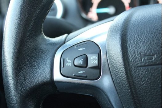 Ford Fiesta - 100 pk Titanium | Parkeerhulp V+A | Navi | Getint glas | Autom. verlichting/ruitenwiss - 1