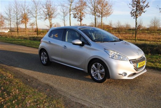 Peugeot 208 - 1.4 VTi Allure Navigatie, Panorama dak , Lage Km stand - 1