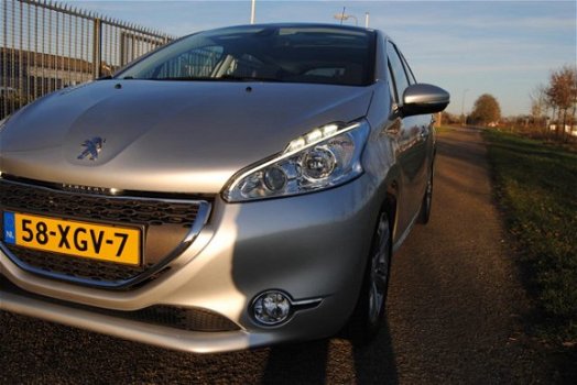 Peugeot 208 - 1.4 VTi Allure Navigatie, Panorama dak , Lage Km stand - 1