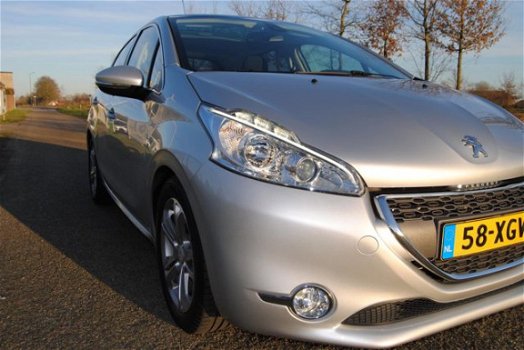 Peugeot 208 - 1.4 VTi Allure Navigatie, Panorama dak , Lage Km stand - 1