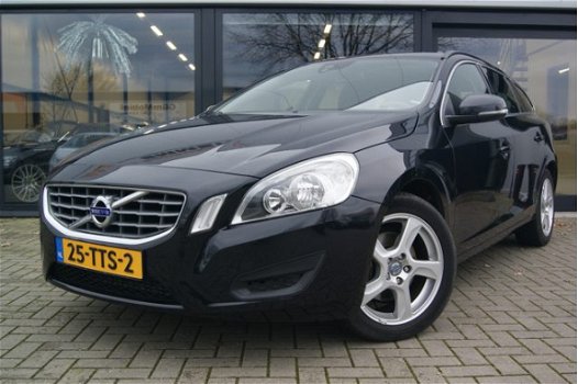 Volvo V60 - 1.6 T4 Momentum automaat + NAVIGATIE + LM VELGEN + CHROOM PAKKET - 1