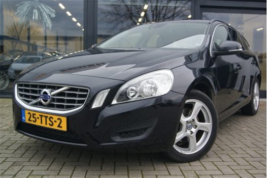 Volvo V60 - 1.6 T4 Momentum automaat + NAVIGATIE + LM VELGEN + CHROOM PAKKET - 1