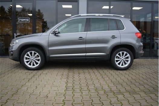 Volkswagen Tiguan - 2.0 TDI Sport&Style 4Motion | Navigatie | Parkeer Sensoren | 17 Inch | - 1