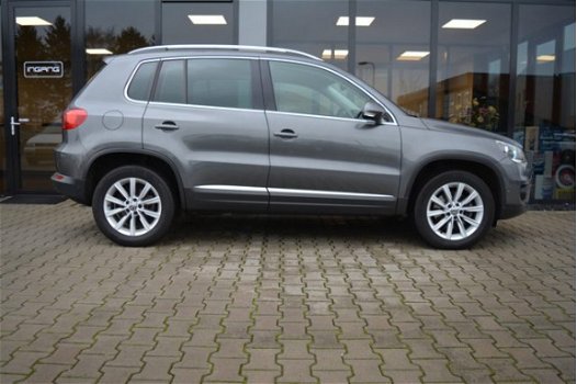 Volkswagen Tiguan - 2.0 TDI Sport&Style 4Motion | Navigatie | Parkeer Sensoren | 17 Inch | - 1