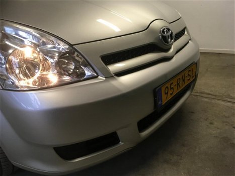 Toyota Corolla Verso - 1.8 VVT-i Terra 7p. Airco / Navi / 7-persoons / Trekhaak - 1