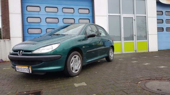 Peugeot 206 - 1.4 XT 5 Deurs APK NAP AIRCO Dealeronderhouden - 1