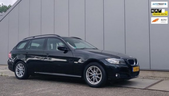 BMW 3-serie Touring - 318i Executive | Automaat | Trekhaak | Xenon | PDC | 6mnd Garantie | Stoelverw - 1
