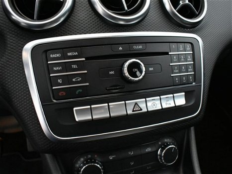Mercedes-Benz A-klasse - 180 Ambition // Sportief / Navi / Parkeersensoren voor en achter - 1