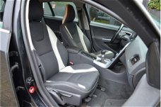 Volvo V60 - 2.0 D3 136PK R-Design, Navi, Trekhaak, 18''