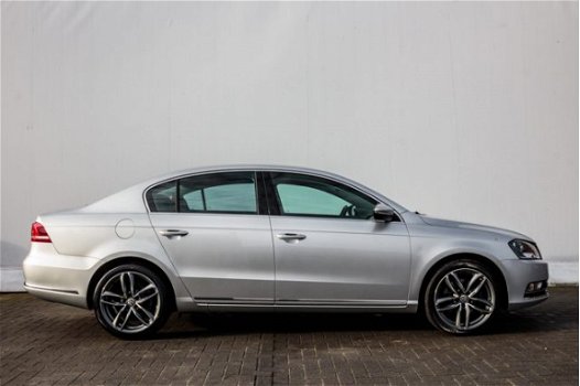 Volkswagen Passat - 1.4 TSi Highline Automaat | Navi | Alcantara | Cruise | Clima | Trekhaak | 18'' - 1