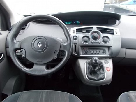 Renault Grand Scénic - 2.0-16V Privilège Comfort 7 Pers. ( APK 03-07-2020 ) - 1