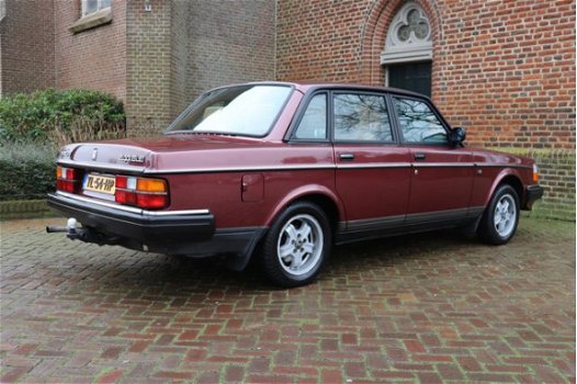 Volvo 240 - 2.3 GLE Automaat (Overdrive) LEER/AIRCO/ORIG.NL/GEDOCUMENTEERD/NAP/APK 1-2021 - 1