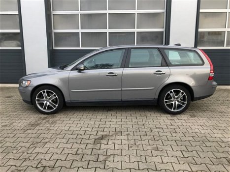 Volvo V50 - 2.0D MOMENTUM - 1