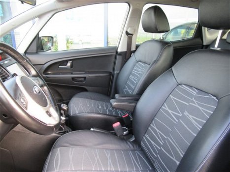 Kia Venga - 1.4 CVVT DynamicPLusLine Navigatie / Afn. trekhaak / Camera / Climate control - 1