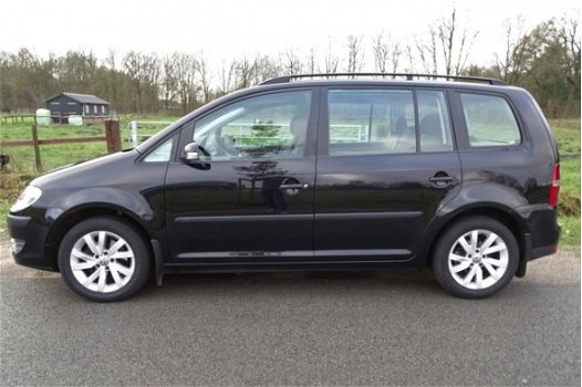 Volkswagen Touran - 1.6 Trendline keurig nette wagen Rijdt heerlijk Trekhaak - 1