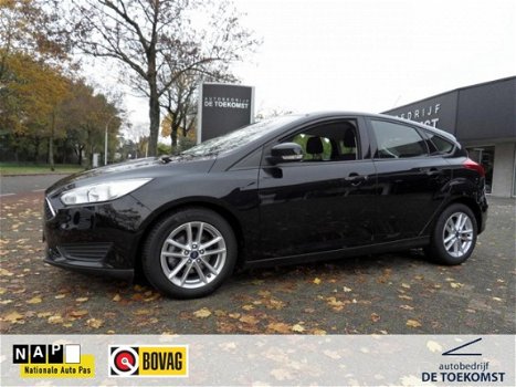 Ford Focus - 1.0 ECOBOOST 100pk Navigatie PDC Airco USB Cruise - 1