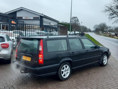 Volvo V70 - 2.0 Halfleder Cruise, Airco, Trekhaak, LMV - 1