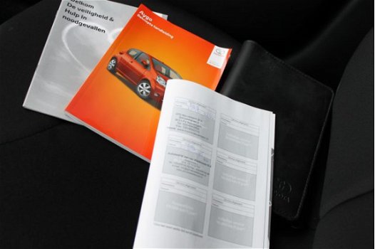 Toyota Aygo - 1.0 VVT-i Now 5 Deurs | Airco | Centr. vergrendeling | - 1