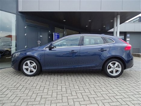 Volvo V40 - 1.6 D2 Momentum Business Panorama dak, parkeer camera - 1