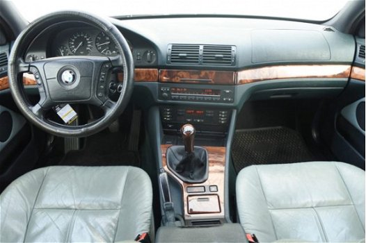 BMW 5-serie Touring - 520i Executive Leder/ ECC/ Cruise-ctr/ Trekhaak - 1