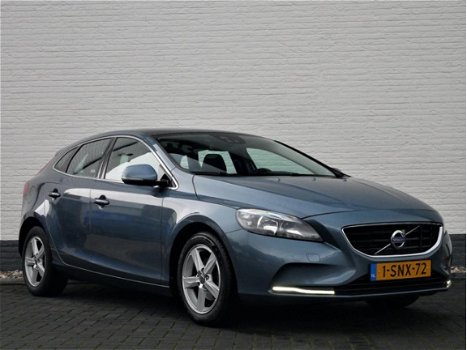 Volvo V40 - 1.6 D2 Momentum Leer/Panodak/Navi/Rijbaanassistent - 1